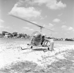 Helikopter, waarschijnlijk bij de airstrip Zorg en Hoop bij Paramaribo, Bestanddeelnr 252-2252