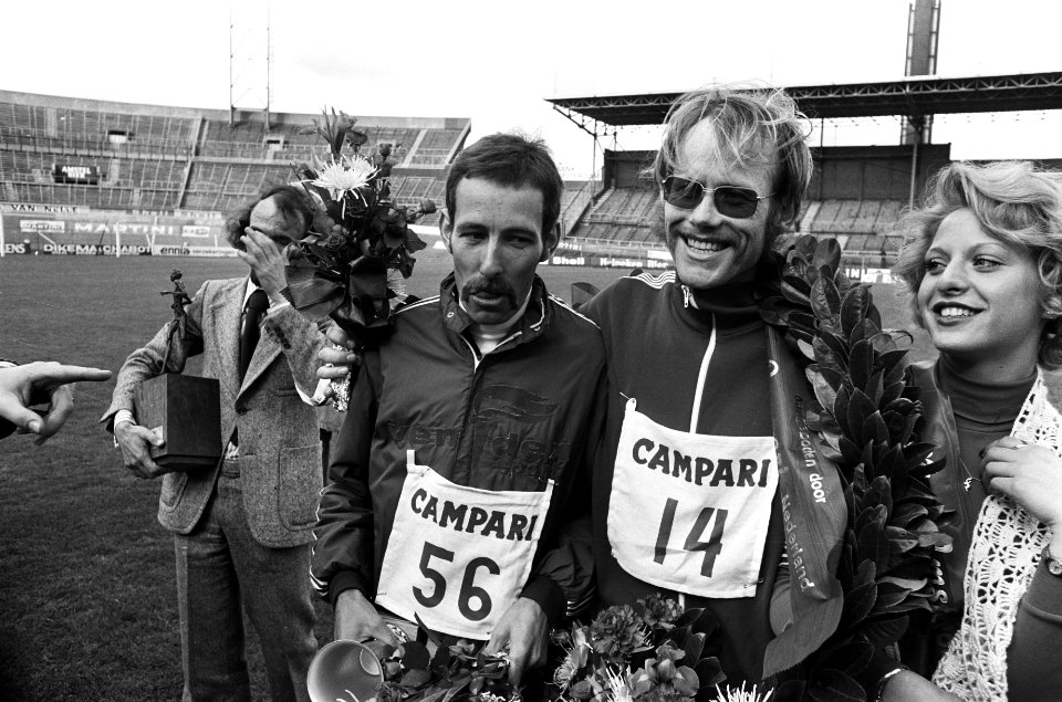 Henk Kalf (links) en Jörgen Jensen (rechts) in de bloemen in het Olympisch Stadi, Bestanddeelnr 927-9105