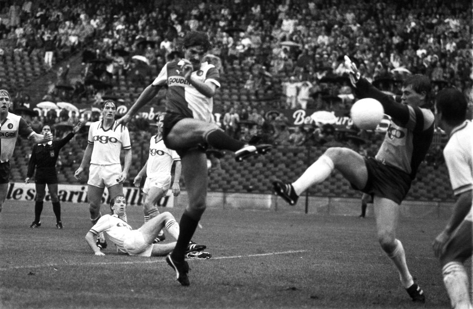 Henk Duut van Feyenoord (l) maakt een doelpunt, Bestanddeelnr 932-6939