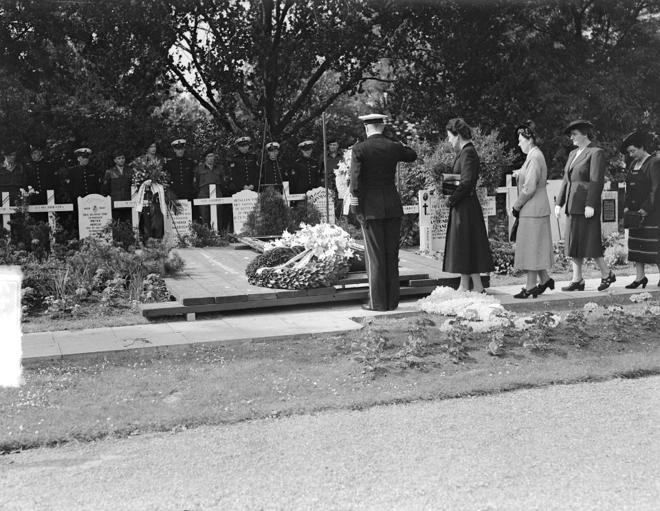Herbegrafenis Kapitein der Mariniers W. Schuiling op Crooswijk Rotterdam, Bestanddeelnr 903-4249