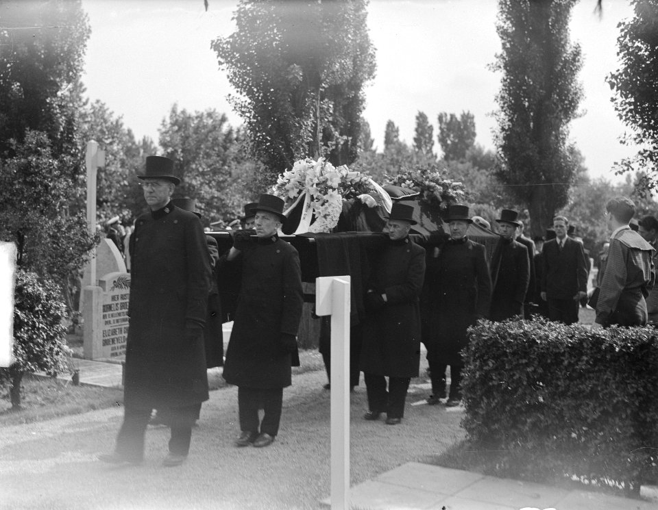 Herbegrafenis Kapitein der Mariniers W. Schuiling op Crooswijk Rotterdam, Bestanddeelnr 903-4243