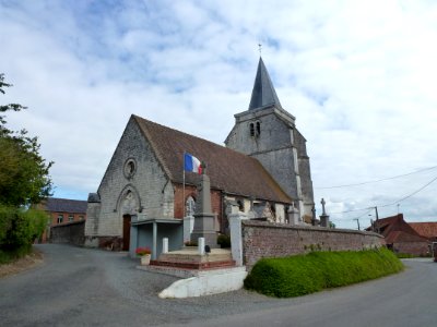 Herbelles (Pas-de-Calais, Fr) église Saint-Léger et mon aux morts
