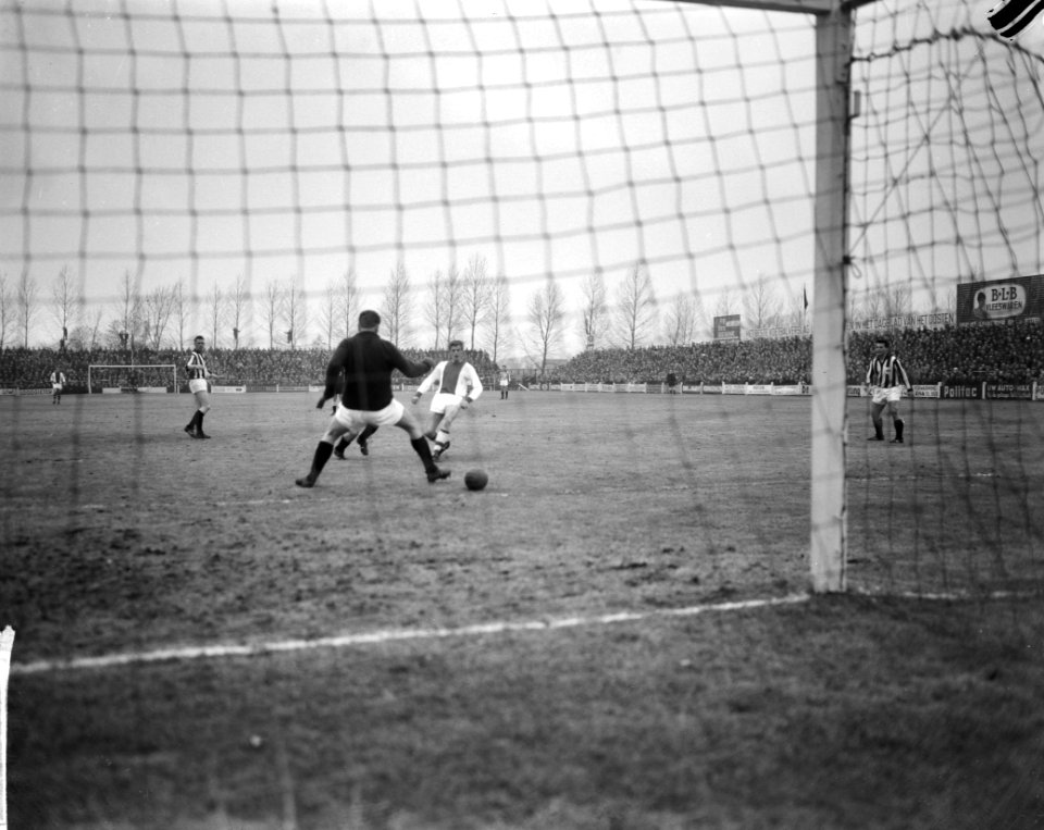 Heracles tegen Ajax 0-2, Piet Keizer scoort , keeper Van der Wint, Bestanddeelnr 914-9389