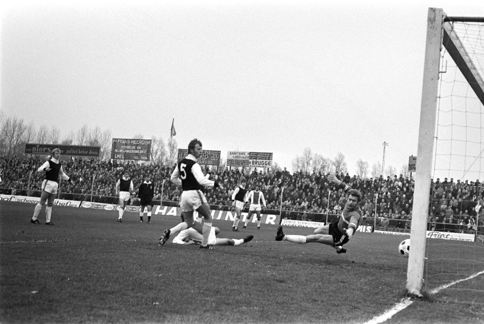 Heracles tegen Ajax 0-3 om de beker doelpunt van Johan Neeskens (achter Grobben, Bestanddeelnr 923-9941