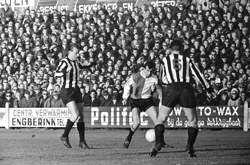 Heracles tegen Feyenoord 1-5, Coen Moulijn tussen twee Heracles verdedigers, Bestanddeelnr 917-1095