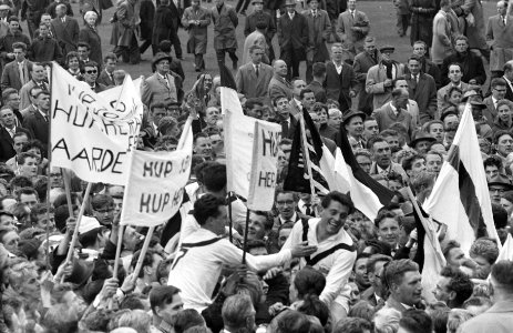 Heracles tegen Fortuna VL 1-0 juichende menigte neemt spelers op de schouders, Bestanddeelnr 914-0131