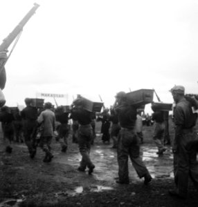 Herbegrafenis op ereveld Makassar Soldaten dragen kleine grafkisten met stoffe, Bestanddeelnr 13304
