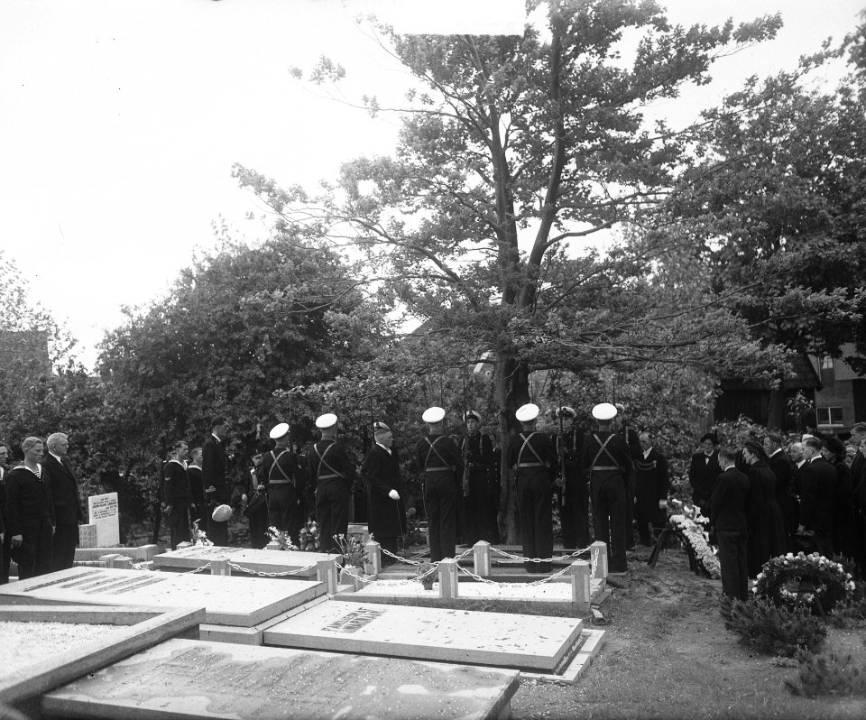 Herbegrafenis in Sassenheim Adelborst L. van Leeuwen, Bestanddeelnr 903-3941