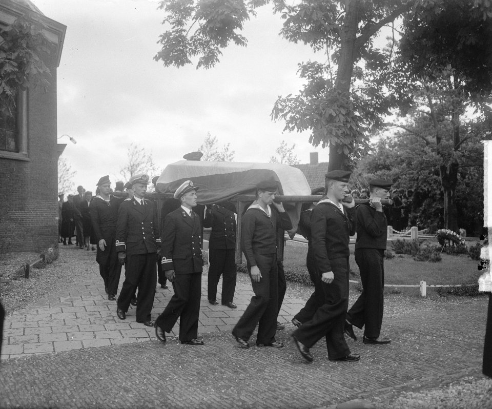 Herbegrafenis in Sassenheim Adelborst L. van Leeuwen, Bestanddeelnr 903-3943