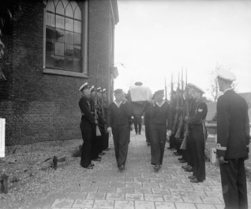 Herbegrafenis in Sassenheim Adelborst L. van Leeuwen, Bestanddeelnr 903-3942