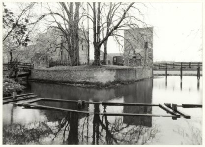 Her Poortgebouw van de Ruïne van Brederode met daarachter het slotgedeelte. Op de voorgrond aanbouw van een nieuwe brug. NL-HlmNHA 54016652