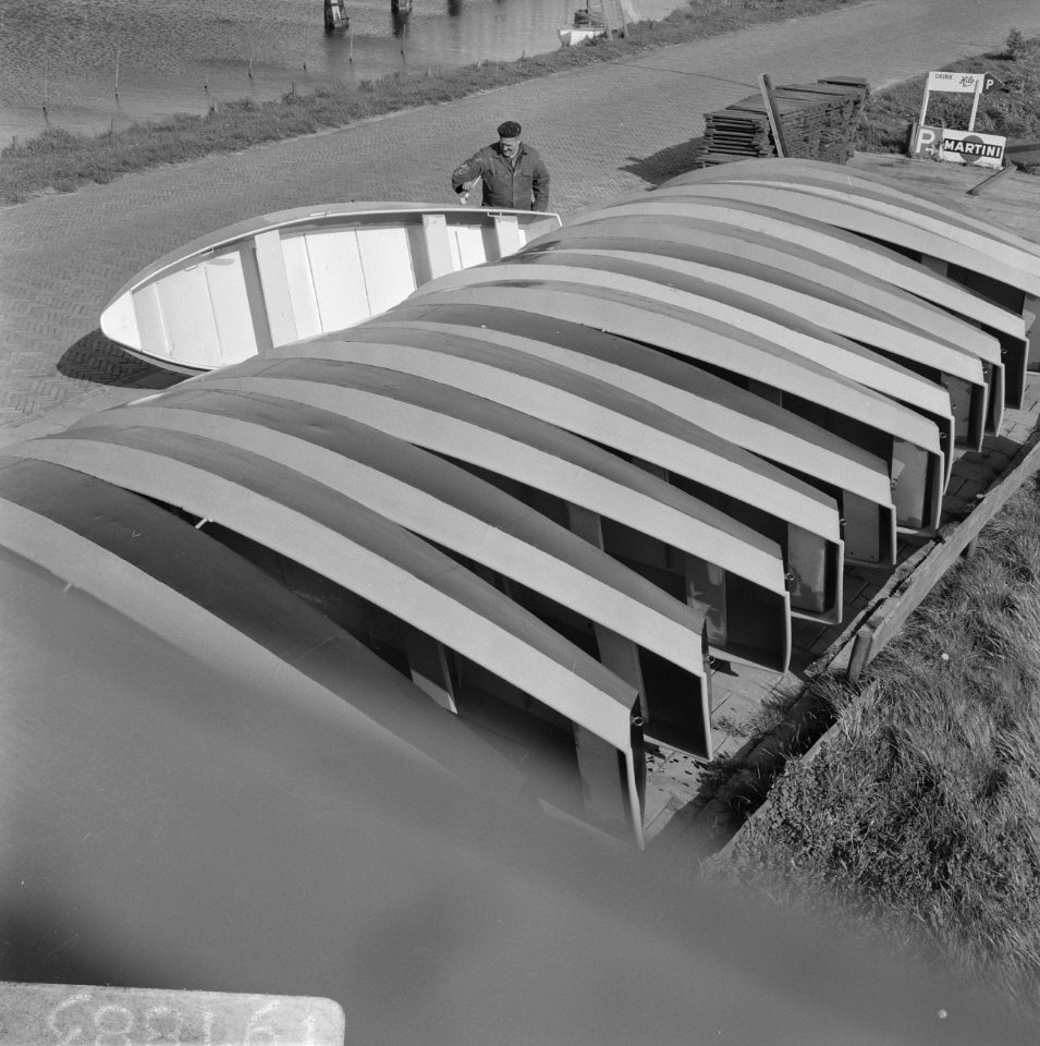 Hengelseizoen in aantocht, de bootjesman druk in de weer Oudkarspel (NH), Bestanddeelnr 919-1883