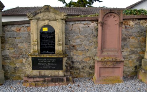 Heppenheim, Alter Friedhof, fünf weitere erhaltenswerte Grabmäler neben Grab Georg Wilhelm Höhn, darunter Mühlenbesitzer Georg Meinberg II