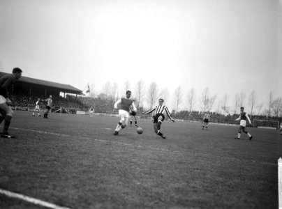 Heracles tegen Ajax 1-0, Cees Groot (Ajax) in duel met Finken, Bestanddeelnr 916-1130