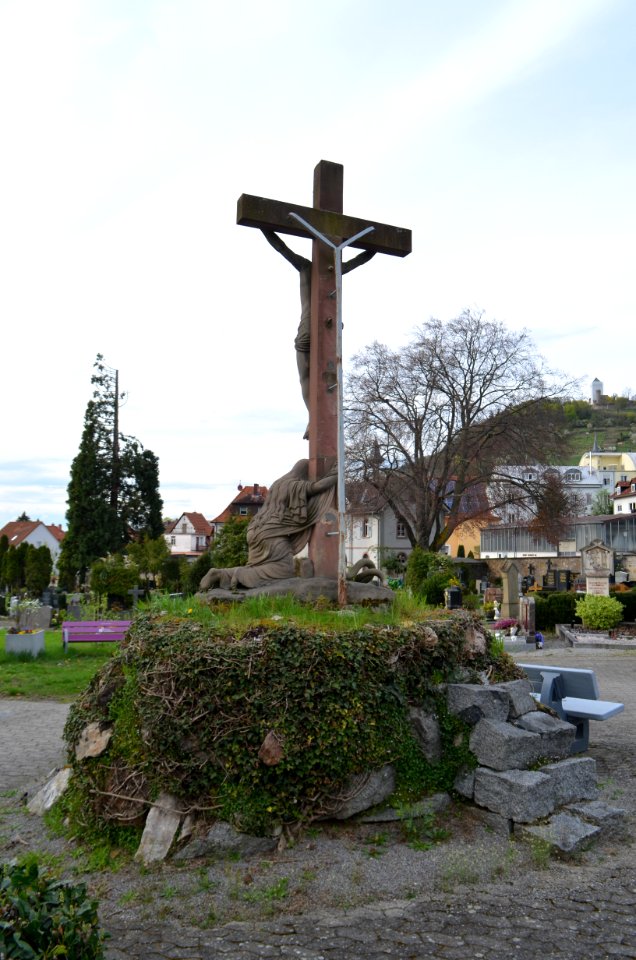Heppenheim, Alter Friedhof, Friedhofskreuz mit Maria Magdalena (1)