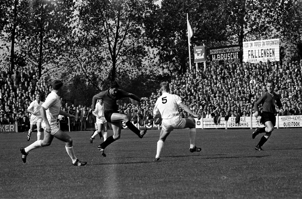 Heracles tegen Testar 1-1, Van Nee in actie (midden), links Brom en rechts no 5, Bestanddeelnr 916-9304