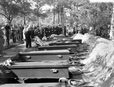 Herbegrafenis van in Dachau omgekomen slachtoffers op de erebegraafplaats Loenen, Bestanddeelnr 910-6280