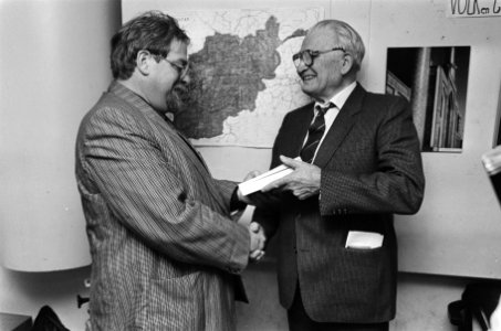 Henk Gortzak overhandigt 1e exemplaar memoires van wethouder Schaefer, Bestanddeelnr 933-4734