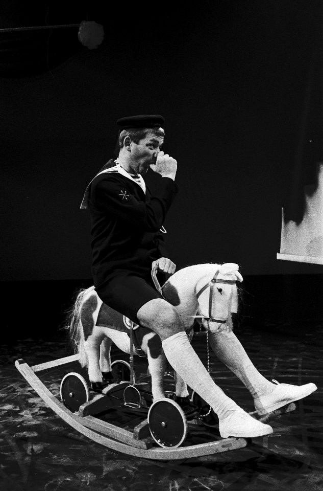 Henk Elsink Show op televisie. Henk Elsink in scene als een van drieling, Bestanddeelnr 915-6852