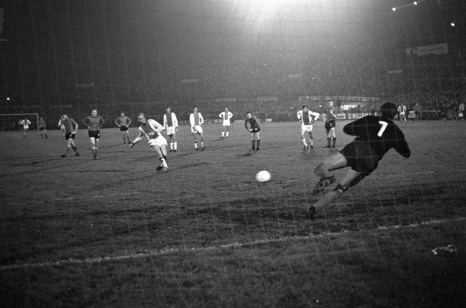 Henk Groot neemt een penalty en scoort 3-0. Keeper Rynio duikt vergeefs in de r, Bestanddeelnr 921-7322