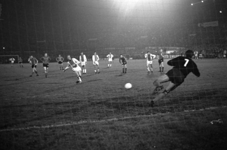Henk Groot neemt een penalty en scoort 3-0. Keeper Rynio duikt vergeefs in de r, Bestanddeelnr 921-7322