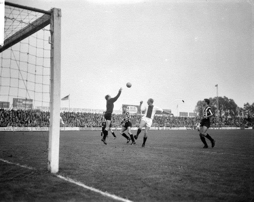 Heracles tegen Ajax 1-1, spelmoment Henk Groot bij keep Conrad, Bestanddeelnr 918-2624