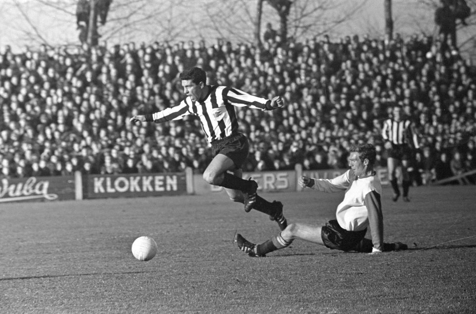 Heracles tegen Feyenoord 1-5, Herman Morsink (Heracles) in duel met Hans Kraay, Bestanddeelnr 917-1094