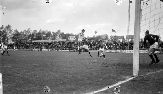 Heracles tegen Fortuna 54 , S. Veen (Heracles) in duel met rechts Quadakkers (Fo, Bestanddeelnr 919-1713
