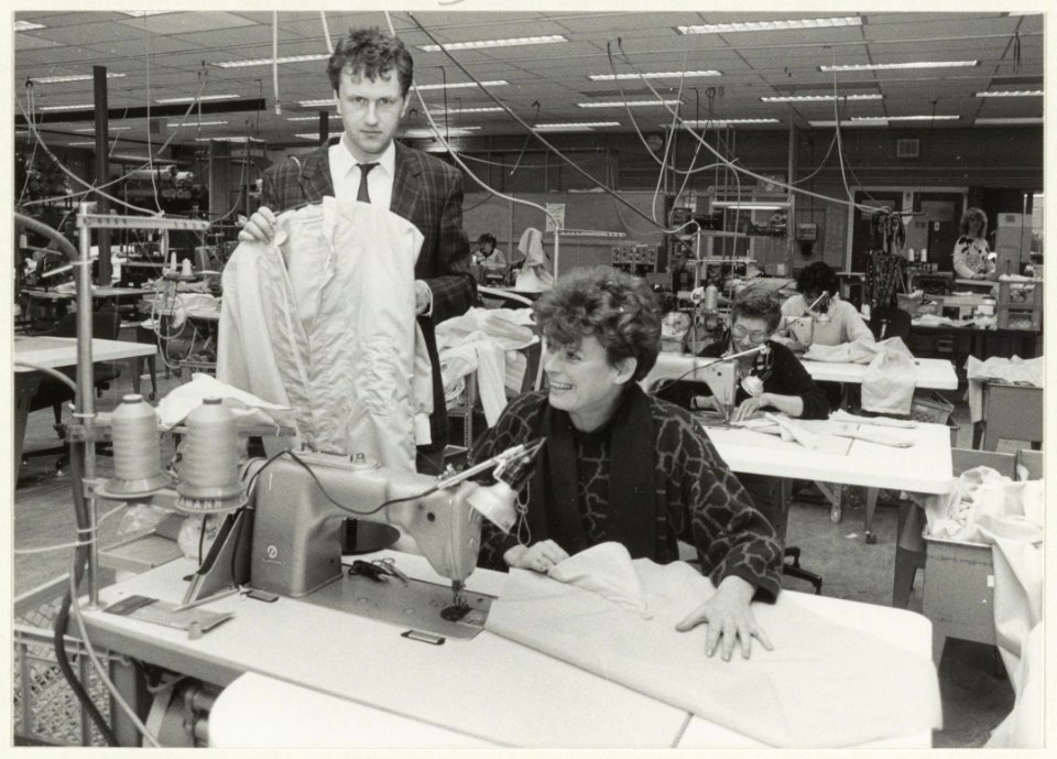 Hensen Werkkleding atelier. Portret van commercieel directeur Hans Streng en een onbekende medewerkster