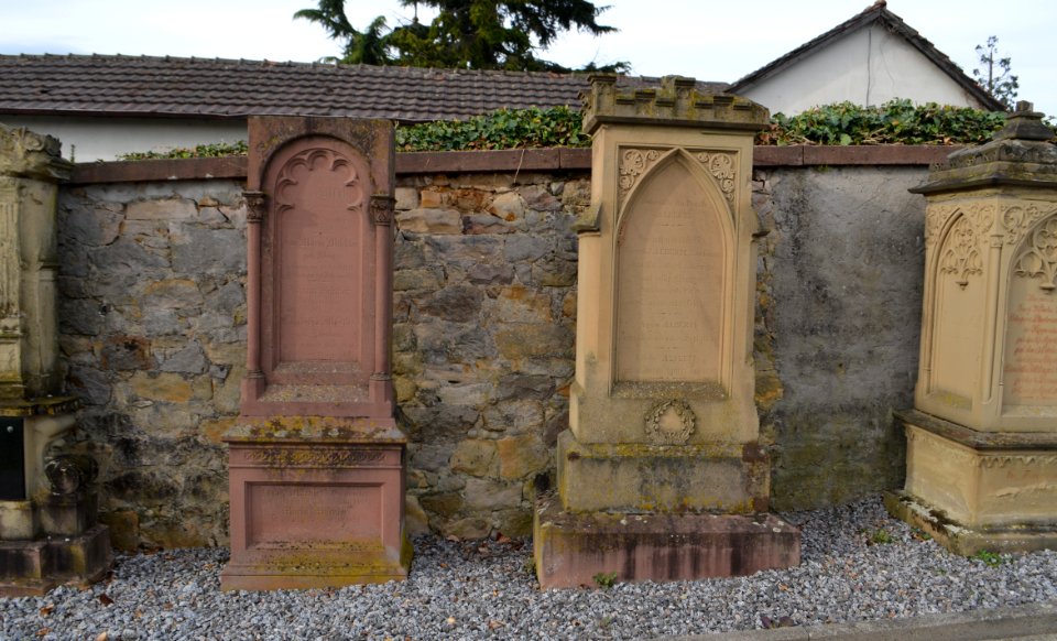Heppenheim, Alter Friedhof, fünf weitere erhaltenswerte Grabmäler neben Grab Georg Wilhelm Höhn (1)
