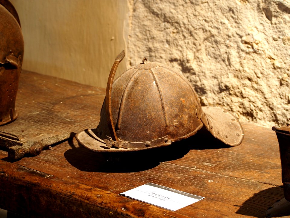 Helmet at the donjon of the Château de Bazoges-en-Pareds, pic2