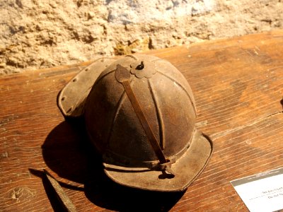 Helmet at the donjon of the Château de Bazoges-en-Pareds, pic5