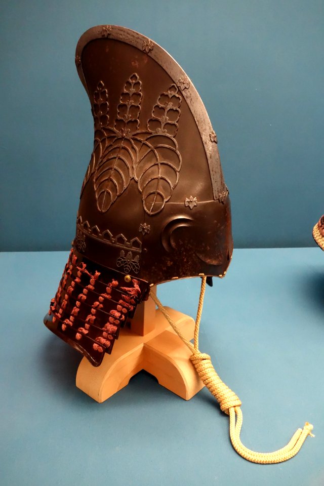 Helmet in shape of Eboshi Cap with paulownia crests and purple lacing in sugake style, Azuchi-Momoyama to Edo period, 16th-17th century - Tokyo National Museum - DSC05920