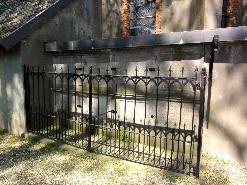 Hemmen Rijksmonument 36737 NH kerk graven in buitenmuur