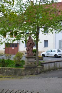 Heppenheim. Ernst-Schneider-Straße, Brücke mit Nepomuk