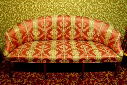 Hepplewhite sofa, American, c. 1790, cherry, pine - Cape Ann Museum - Gloucester, MA - DSC01244