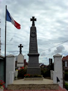 Herbelles (Pas-de-Calais, Fr) monument aux morts au cimetière