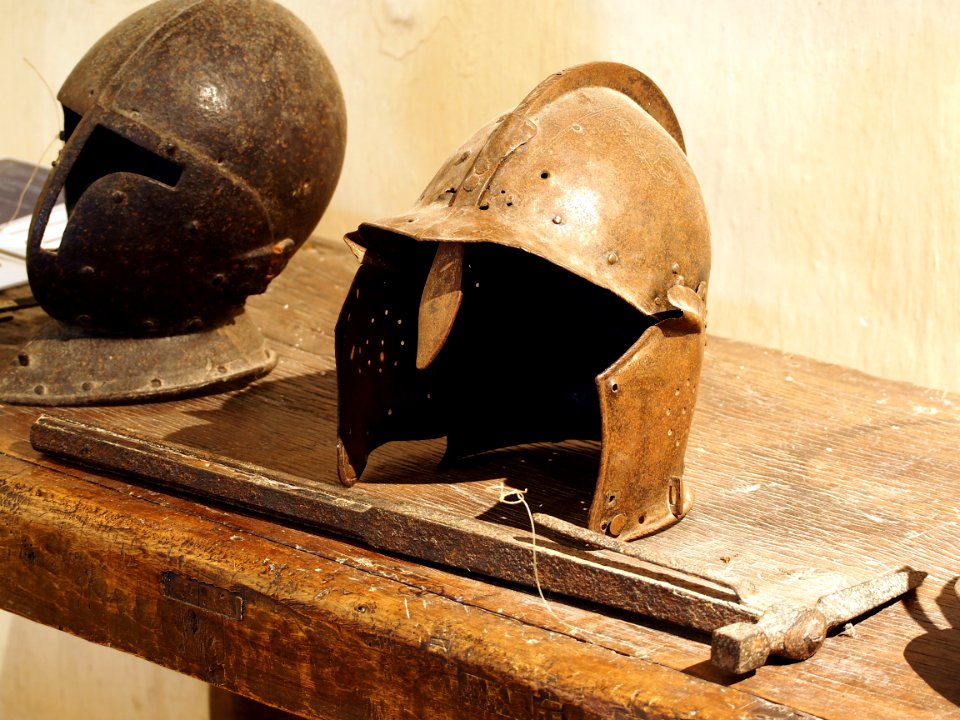 Helmet at the donjon of the Château de Bazoges-en-Pareds, pic3