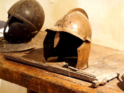 Helmet at the donjon of the Château de Bazoges-en-Pareds, pic3