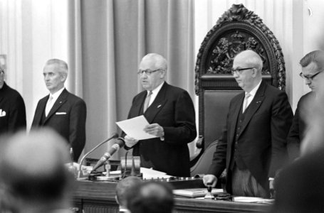 Herbenoeming van Mr. F.J.F.M. van Thiel tot voorzitter van de Tweede Kamer, met…, Bestanddeelnr 919-5819