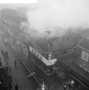 Hema-filiaal te Hilversum door brand vernield Het vernielde pand aan de Krekstr, Bestanddeelnr 915-7950