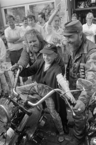 Hells Angels delen kadootjes uit aan kinderen Emma Kinderziekenhuis in Amsterdam, Bestanddeelnr 934-0186