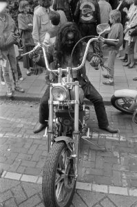 Hells Angels delen kadootjes uit aan kinderen Emma Kinderziekenhuis in Amsterdam, Bestanddeelnr 934-0187