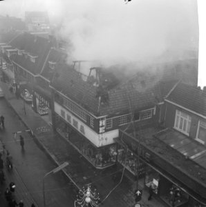 Hema-filiaal te Hilversum door brand vernield. Het vernielde pand aan de Krekstr, Bestanddeelnr 915-7951