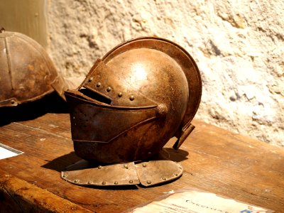 Helmet at the donjon of the Château de Bazoges-en-Pareds, pic1