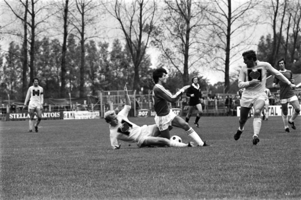 Heracles tegen MVV (1e ronde KNVB) 1-0, Bobby Vosmaer (staand) speelt zijn eerst, Bestanddeelnr 929-3826