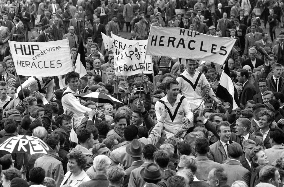 Heracles tegen Fortuna VL 1-0 juichende menigte neemt spelers op de schouders, Bestanddeelnr 914-0132