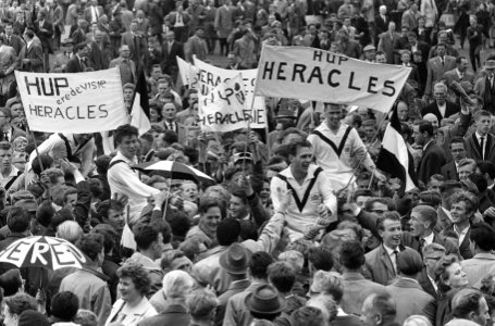 Heracles tegen Fortuna VL 1-0 juichende menigte neemt spelers op de schouders, Bestanddeelnr 914-0132