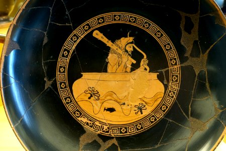 Herakles sailing in a cup, Attic red-figured kylix, in the manner of Douris, c. 480 BC, inv. 16563 - Museo Gregoriano Etrusco - Vatican Museums - DSC01035