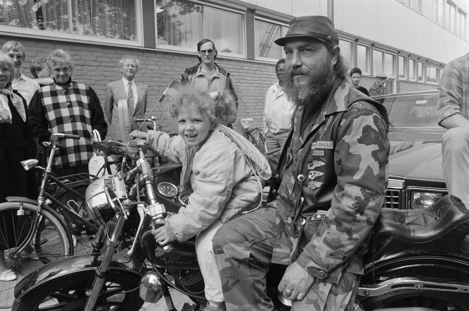 Hells Angels delen kadootjes uit aan kinderen Emma Kinderziekenhuis in Amsterdam, Bestanddeelnr 934-0190